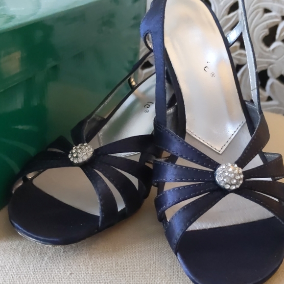 Woman's low heal shoes - Picture 2 of 4